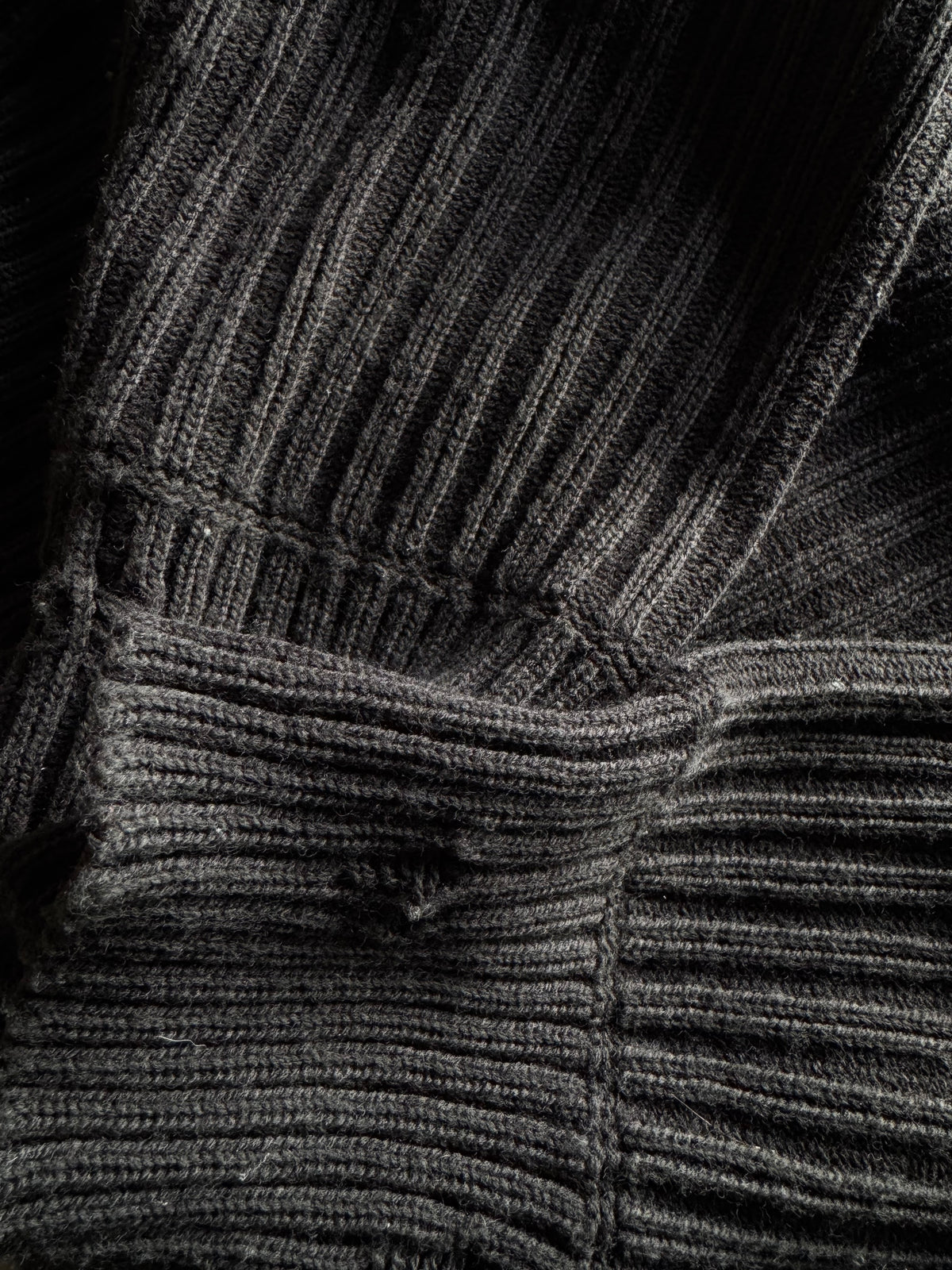 ✱ KNIT SWEATER DISTRESSED COLOR BLACK DISSOCIATE OG