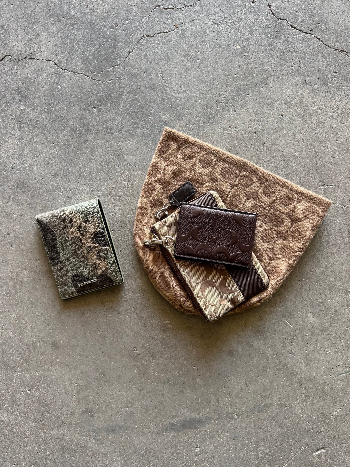 ✱ RARE PACK COACH WALLETS AND BEANIES BOX LOGOS ✱