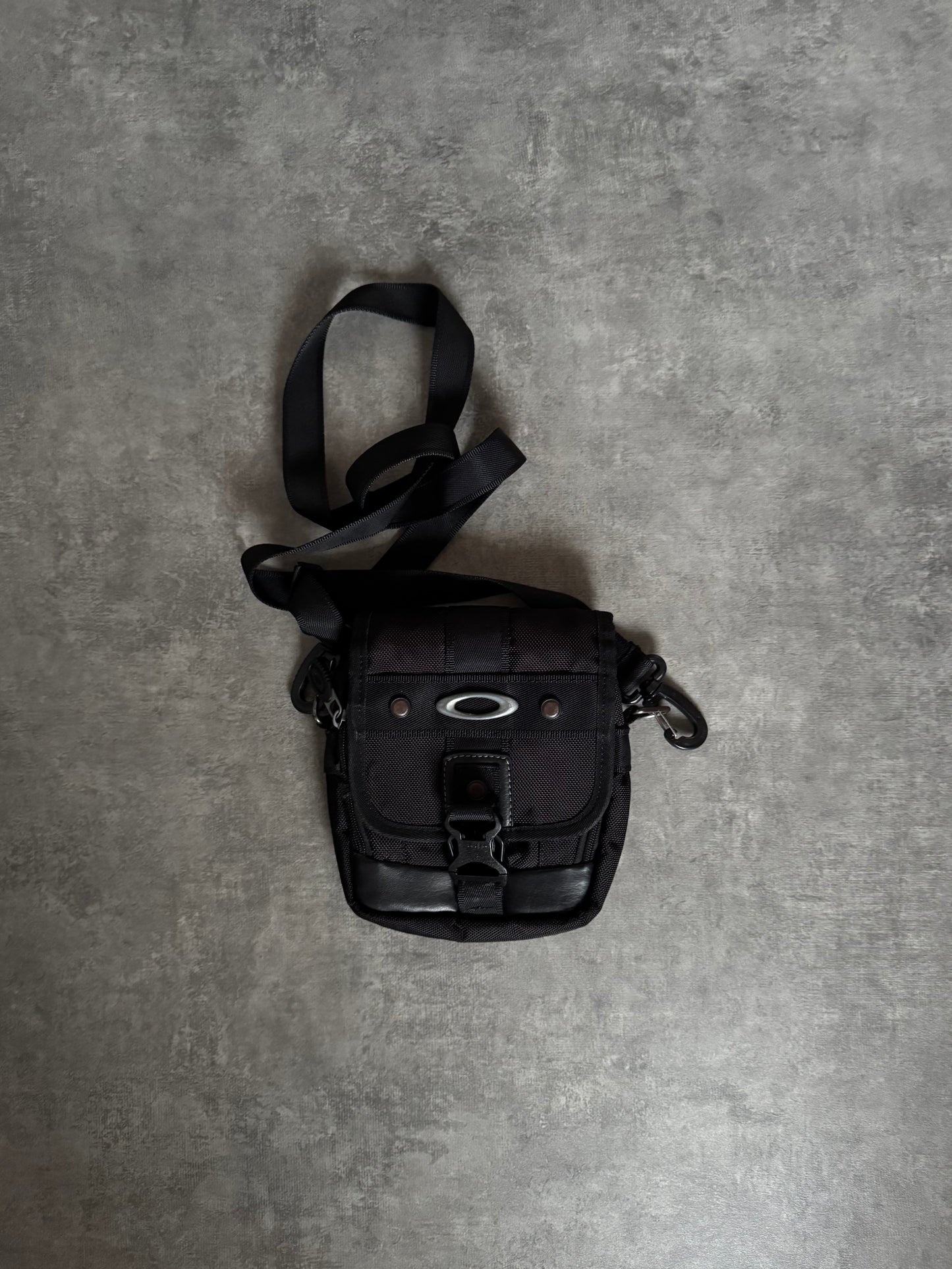 ✱ MINI BAG OAKLEY PIEZA TÁCTICA TERCIADA 90’S ✱