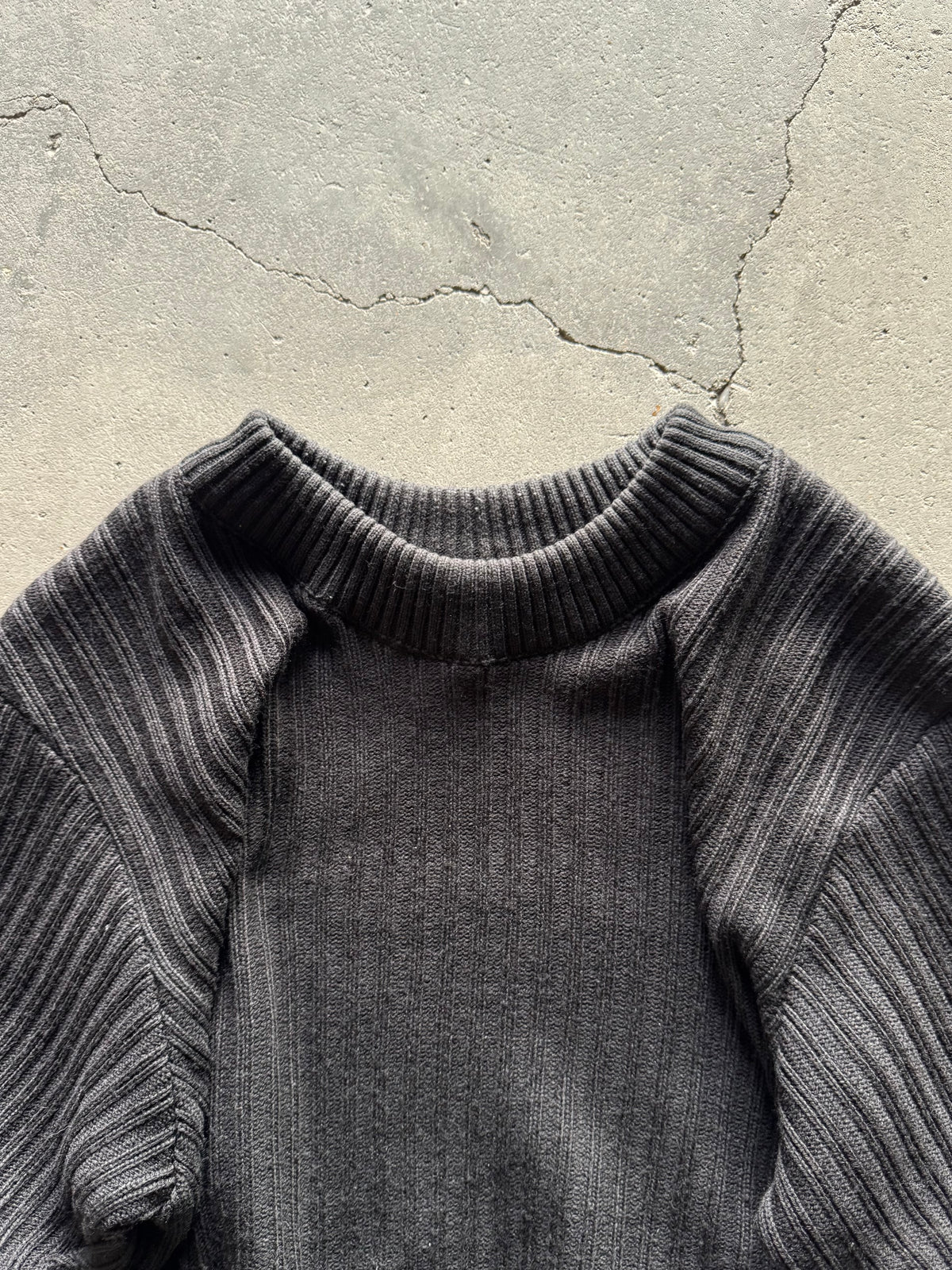 ✱ KNIT SWEATER DISTRESSED COLOR BLACK DISSOCIATE OG