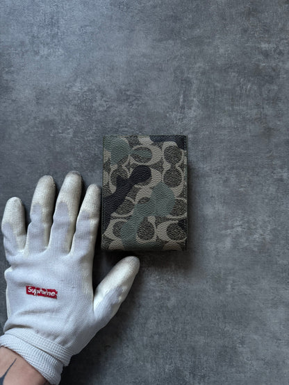 ✱ WALLET COACH CM032 CAMO EN CUERO ✱