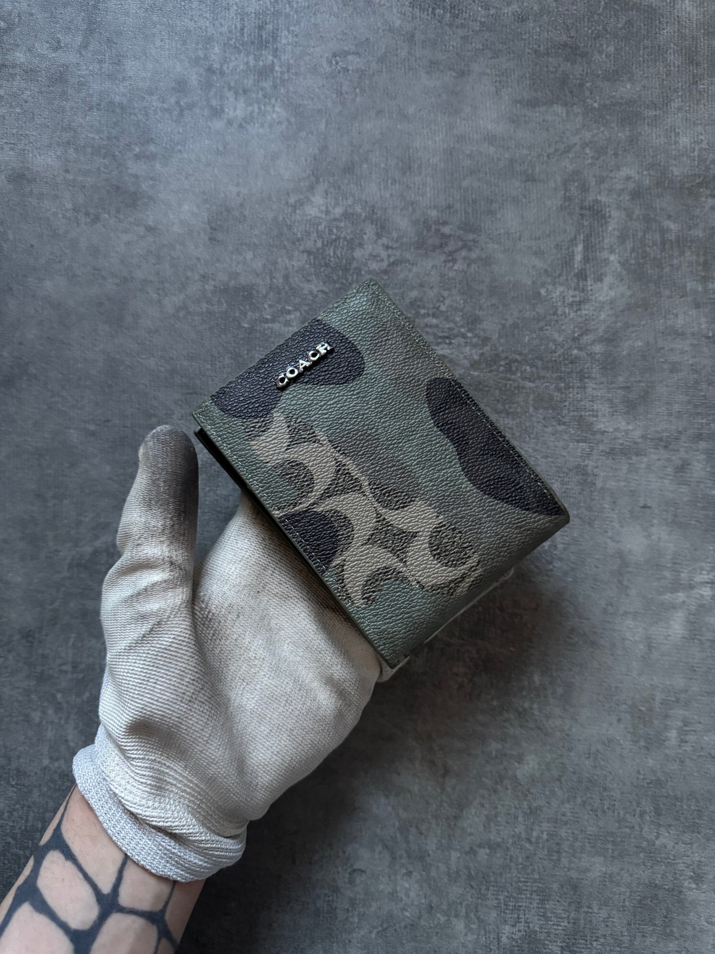 ✱ WALLET COACH CM032 CAMO EN CUERO ✱