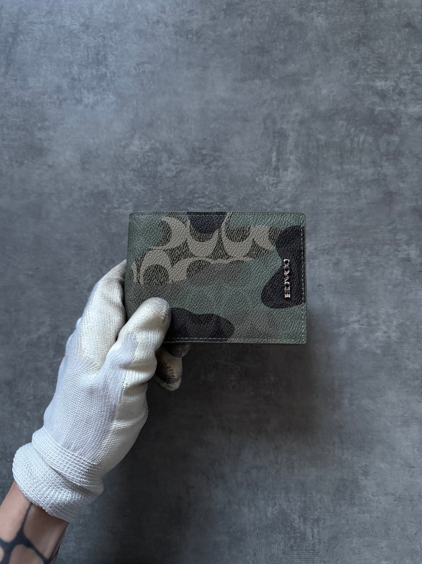 ✱ WALLET COACH CM032 CAMO EN CUERO ✱