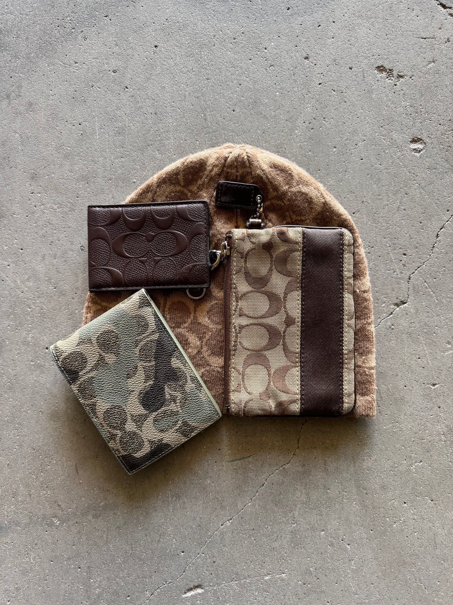 ✱ RARE PACK COACH WALLETS AND BEANIES BOX LOGOS ✱