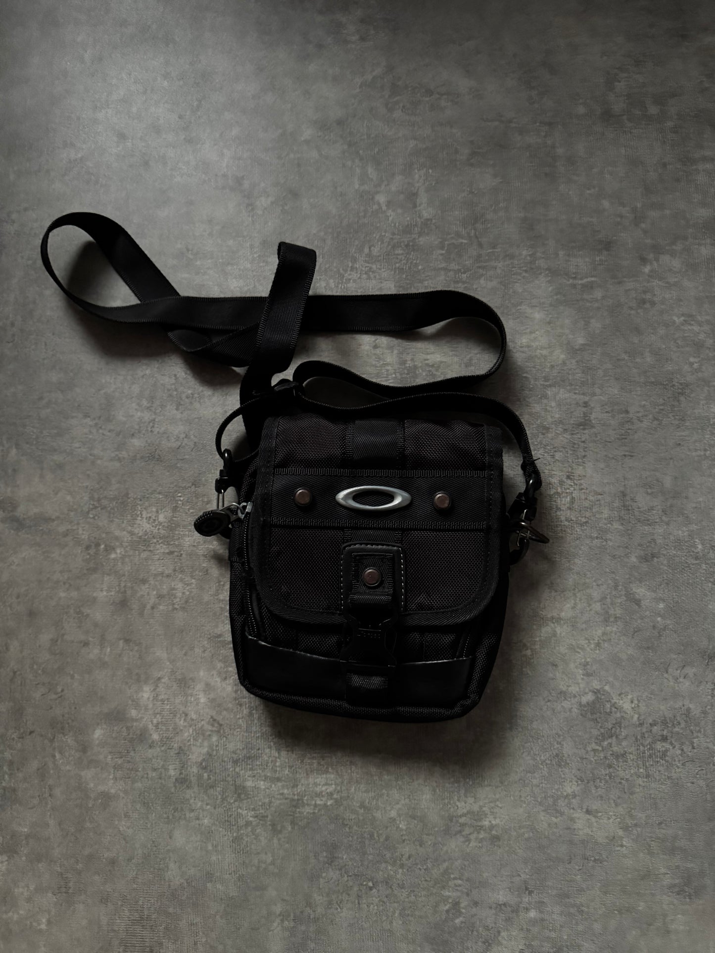✱ MINI BAG OAKLEY PIEZA TÁCTICA TERCIADA 90’S ✱