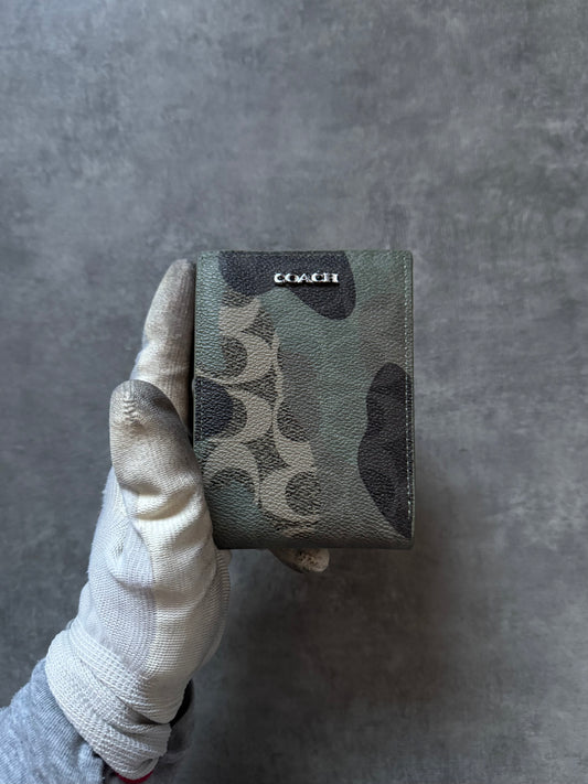 ✱ WALLET COACH CM032 CAMO EN CUERO ✱