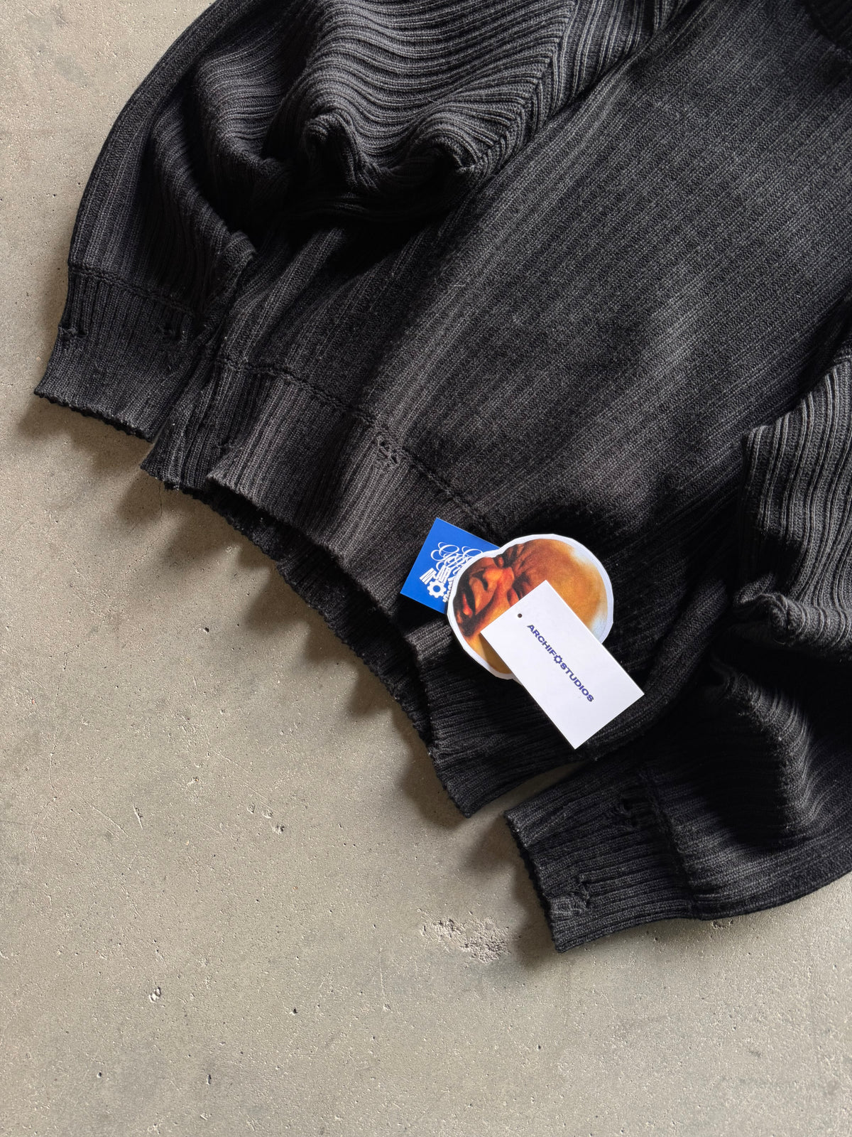 ✱ KNIT SWEATER DISTRESSED COLOR BLACK DISSOCIATE OG